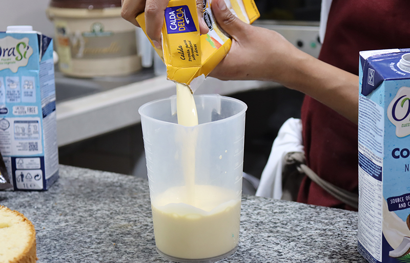 Aplicando el producto calda delicia en un recipiente