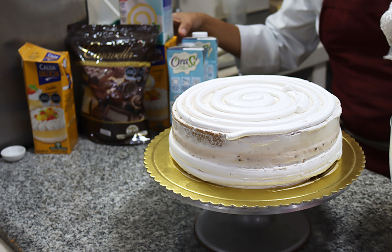 Decoracion de la torta con el chantilly master martini